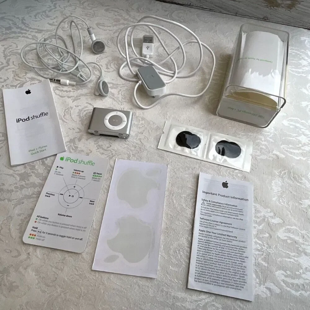 Apple Silver Ipod shuffle 2nd generation with box and all pieces 2006 engraved